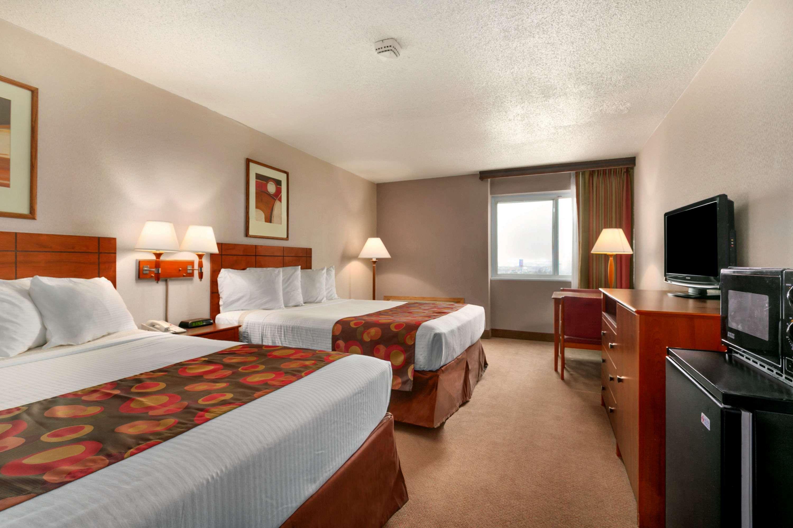 Hotel Ramada By Wyndham Bismarck Exterior foto