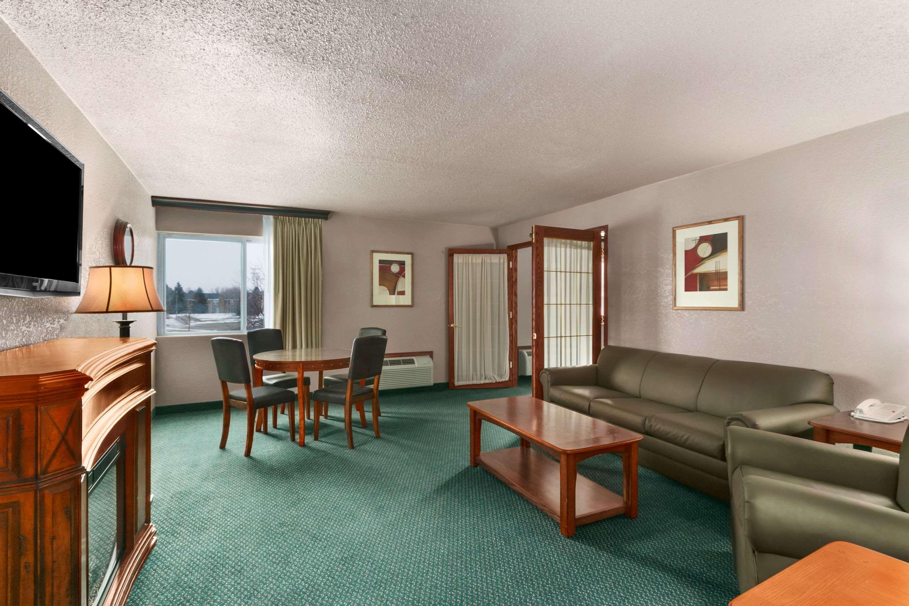 Hotel Ramada By Wyndham Bismarck Exterior foto