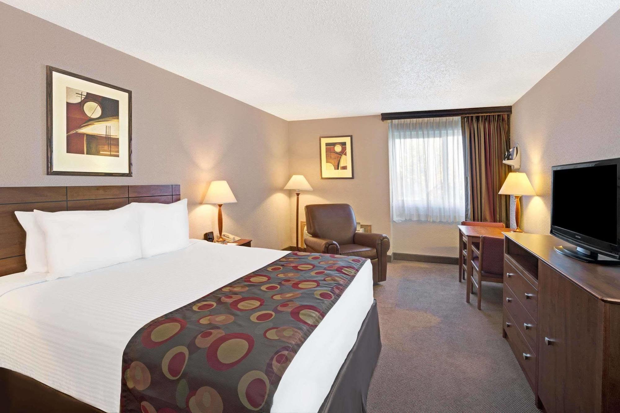 Hotel Ramada By Wyndham Bismarck Exterior foto